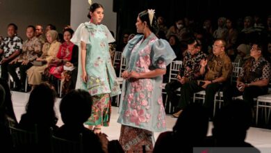 Butuh Baju Batik? Simak 8 Rekomendasi Brand Terpercaya untuk Pria dan Wanita