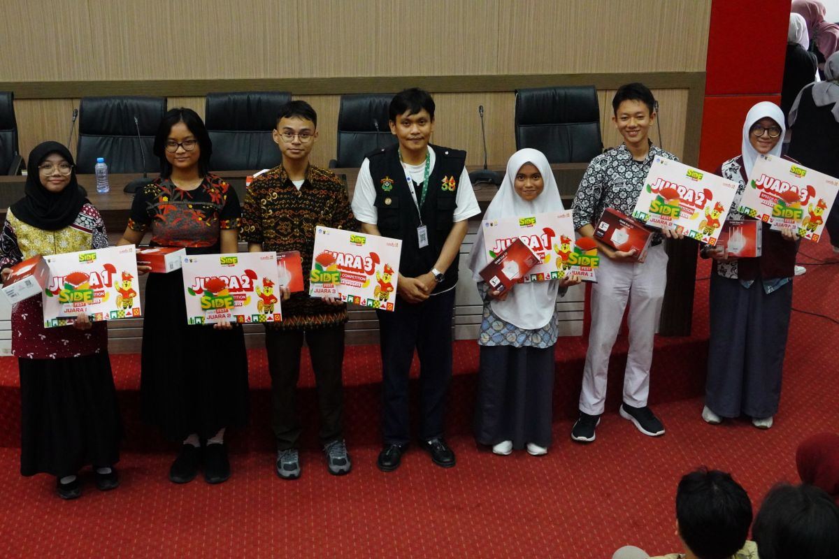 Duta UGM dan ITS Sabet Juara Side Fest Pimnas ke-38 di Unhas dengan Inovasi Terbaik