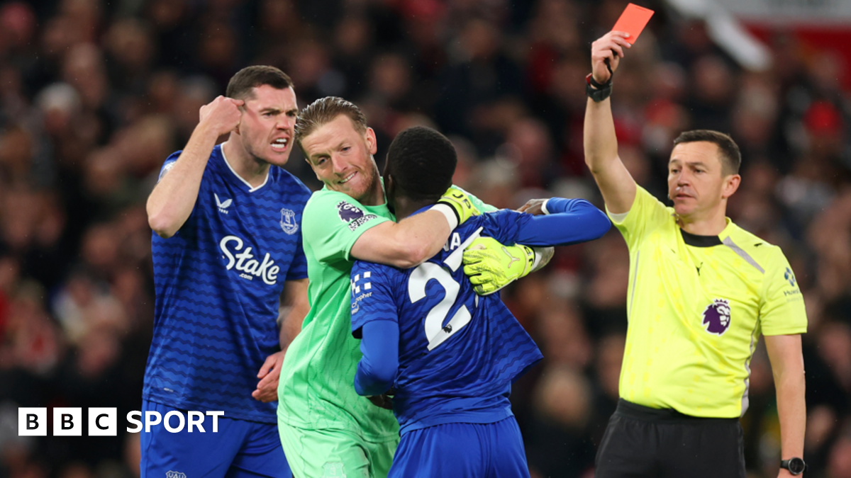 Idrissa Gueye Digelandang Everton Kartu Merah Usai Bentrok dengan Rekan Michael Keane