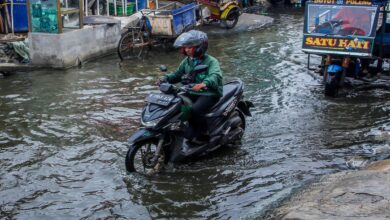 Ini Hal Wajib Dilakukan Pengendara Motor Saat Terjebak Banjir untuk Keselamatan Anda