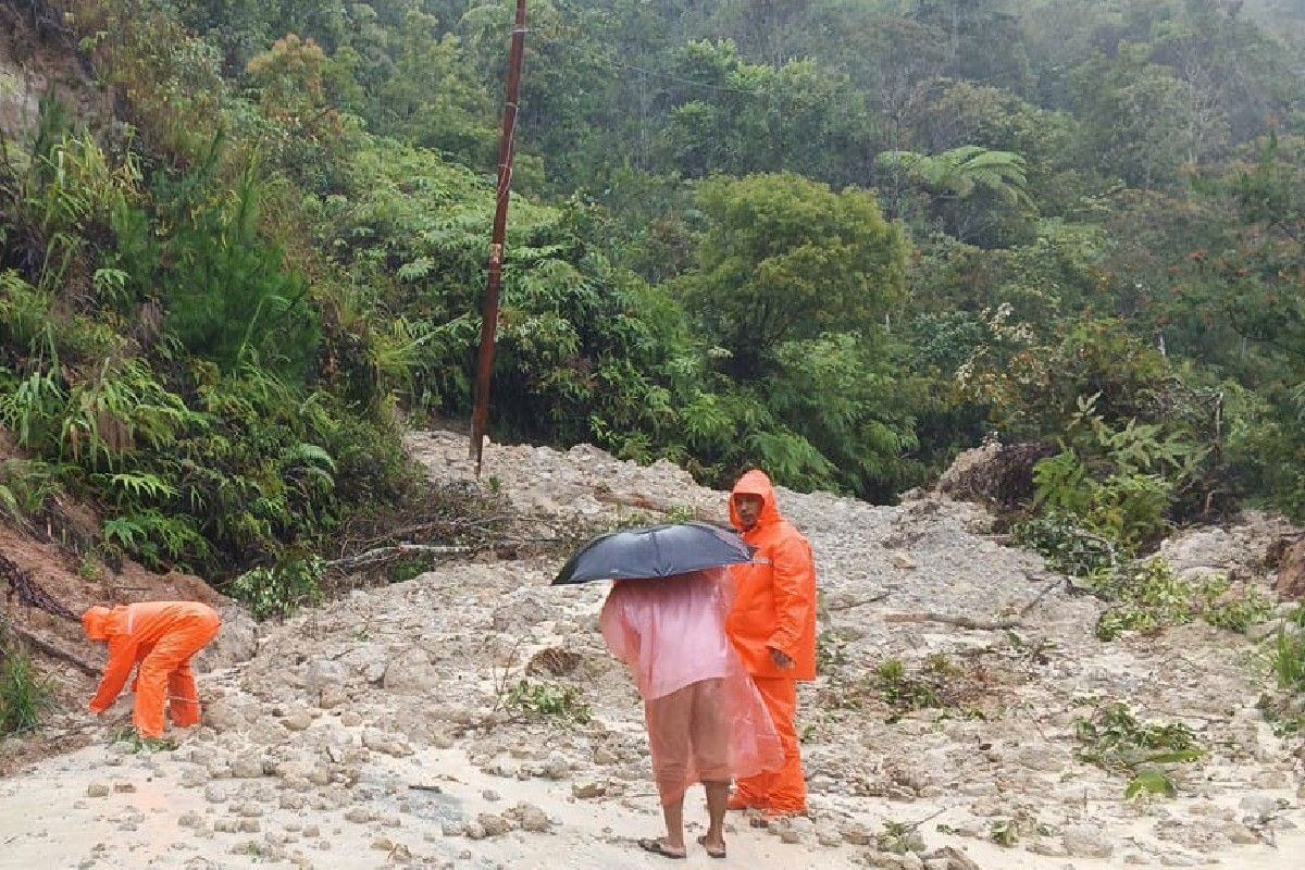 Longsor di Sumatra Utara Putus Akses Jalan Padangsidimpuan-Medan, Evakuasi Berlangsung