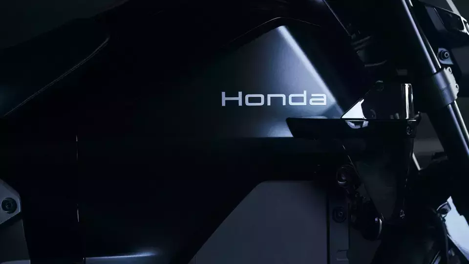 Perbedaan Motor Listrik dan Mesin Bensin serta Alasan Honda Ganti Logo Baru 2025
