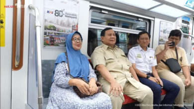 Prabowo Nikmati Perjalanan KRL ke Stasiun Tanah Abang, Sapa dan Foto Bareng Warga