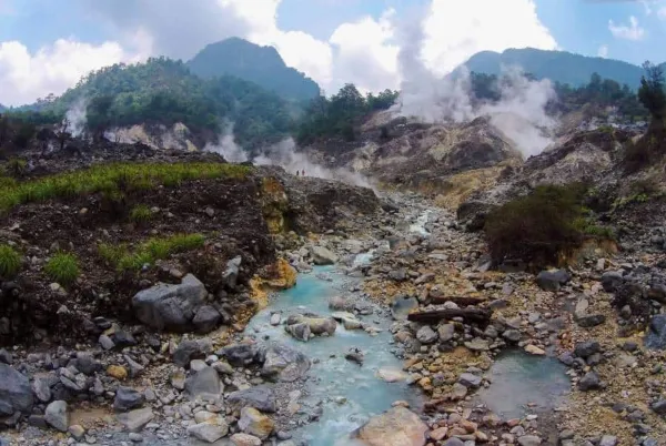 Trekking Kawah Ratu: Rute, Harga Tiket & Panduan Lengkap untuk Pemula 2025
