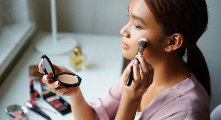 10 Bedak Powder Terbaik untuk Wajah Cerah dan Efek Blurred Finish, Bikin Tampil Flawless