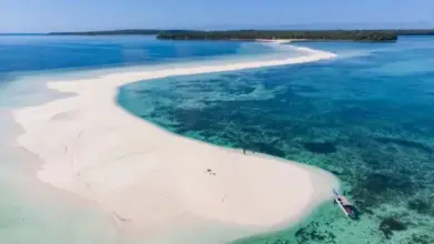 15 Pantai Terindah di Maluku yang Wajib Dikunjungi dan Instagramable banget