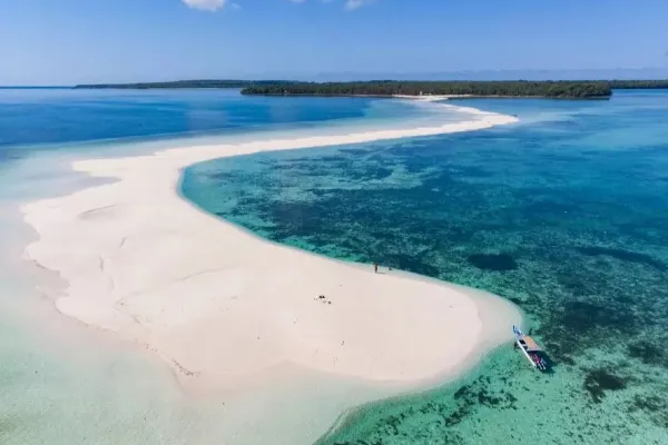 15 Pantai Terindah di Maluku yang Wajib Dikunjungi dan Instagramable banget