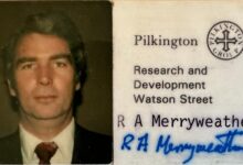 Buat judul artikel Google Discover dalam Bahasa Indonesia dengan panjang maksimal 100 karakter yang membahas topik yang sama dengan judul referensi. Judul wajib menggunakan sudut pandang, struktur kalimat, dan diksi yang berbeda secara signifikan serta tidak meniru urutan kata, frasa, atau pola penulisan judul referensi. Judul harus informatif, objektif, SEO-friendly, serta dibuat clickbait halus dan dioptimalkan khusus untuk CTR mobile. Jangan menyebutkan atau menulis harga dan nama negara dalam judul artikel. Judul referensi hanya digunakan untuk memahami konteks topik, bukan untuk ditiru. Berikut adalah judul referensinya: Robin Merryweather, engineer who helped develop head-up displays projected on car windscreens.