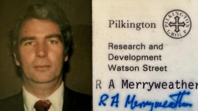 Buat judul artikel Google Discover dalam Bahasa Indonesia dengan panjang maksimal 100 karakter yang membahas topik yang sama dengan judul referensi. Judul wajib menggunakan sudut pandang, struktur kalimat, dan diksi yang berbeda secara signifikan serta tidak meniru urutan kata, frasa, atau pola penulisan judul referensi. Judul harus informatif, objektif, SEO-friendly, serta dibuat clickbait halus dan dioptimalkan khusus untuk CTR mobile. Jangan menyebutkan atau menulis harga dan nama negara dalam judul artikel. Judul referensi hanya digunakan untuk memahami konteks topik, bukan untuk ditiru. Berikut adalah judul referensinya: Robin Merryweather, engineer who helped develop head-up displays projected on car windscreens.