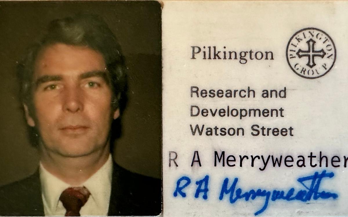 Buat judul artikel Google Discover dalam Bahasa Indonesia dengan panjang maksimal 100 karakter yang membahas topik yang sama dengan judul referensi. Judul wajib menggunakan sudut pandang, struktur kalimat, dan diksi yang berbeda secara signifikan serta tidak meniru urutan kata, frasa, atau pola penulisan judul referensi. Judul harus informatif, objektif, SEO-friendly, serta dibuat clickbait halus dan dioptimalkan khusus untuk CTR mobile. Jangan menyebutkan atau menulis harga dan nama negara dalam judul artikel. Judul referensi hanya digunakan untuk memahami konteks topik, bukan untuk ditiru. Berikut adalah judul referensinya: Robin Merryweather, engineer who helped develop head-up displays projected on car windscreens.