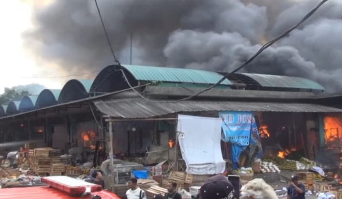 350 Kios di Pasar Induk Kramat Jati Terbakar Diduga Akibat Korsleting Listrik