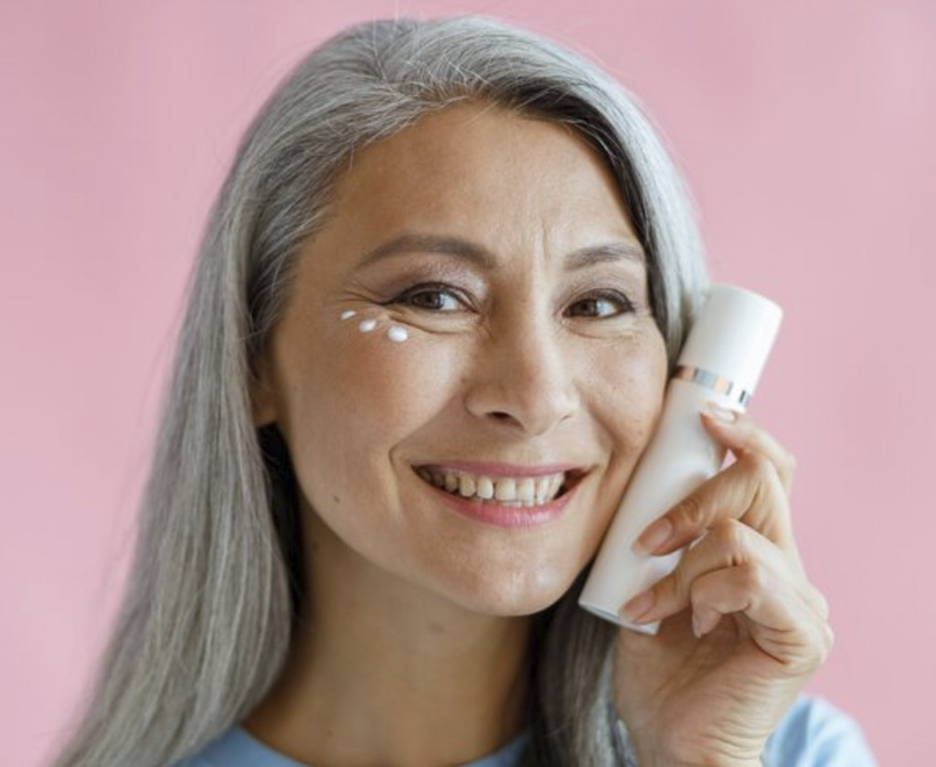 4 Moisturizer Terbaik untuk Usia 50an yang Aman di Kantong dan Mudah Didapatkan