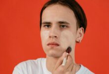 5 Keunggulan Pakai Bedak Wajah untuk Pria agar Tampilan Makin Natural dan Segar