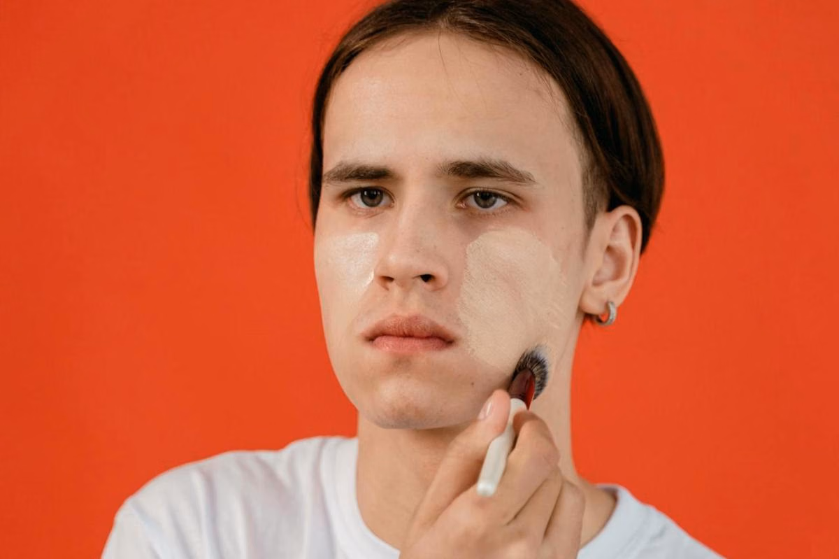 5 Keunggulan Pakai Bedak Wajah untuk Pria agar Tampilan Makin Natural dan Segar