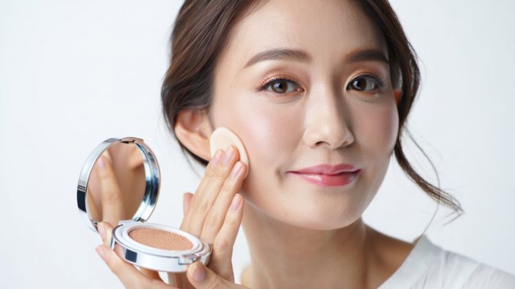 5 Rekomendasi Cushion Anticrack untuk Usia 40-an, Bikin Wajah Lembap & Samarkan Garis Halus