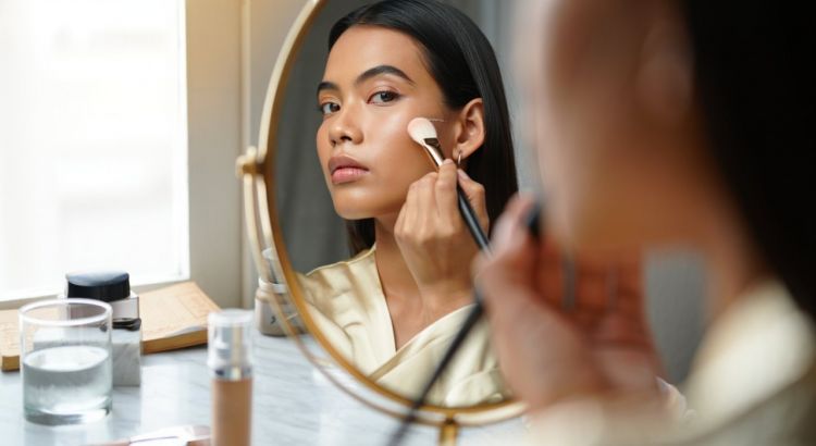 5 Rekomendasi Foundation Terbaik untuk Kulit Berminyak agar Tahan Lama dan Tetap Lembap