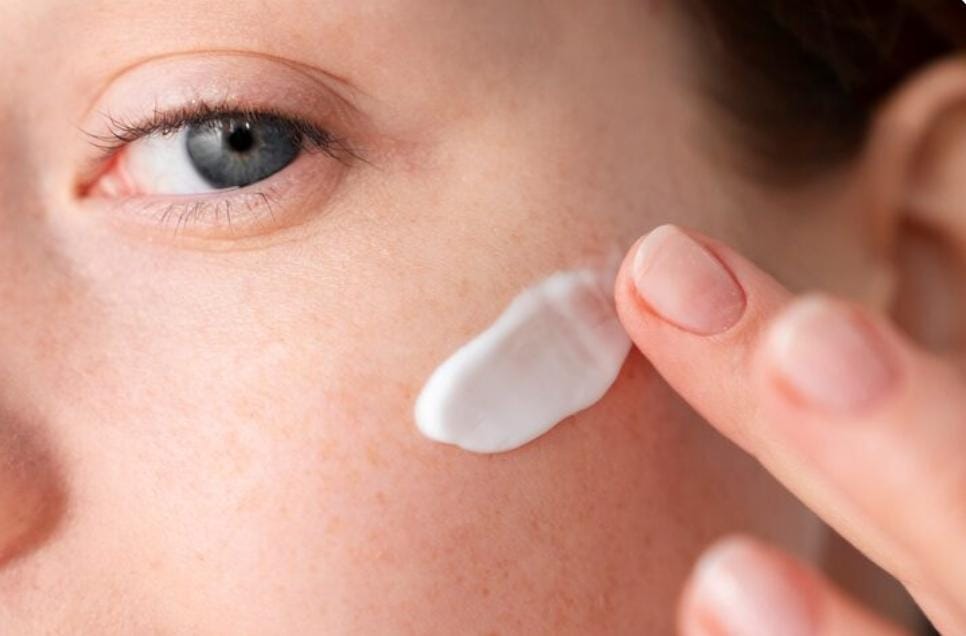 5 Sunscreen dengan Panthenol: Perlindungan Optimal dan Perawatan Skin Barrier Efektif