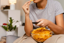 6 Risiko Kesehatan Terlalu Sering Makan Kerupuk yang Perlu Anda Waspadai