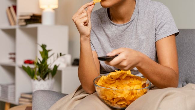 6 Risiko Kesehatan Terlalu Sering Makan Kerupuk yang Perlu Anda Waspadai