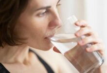 7 Dampak Kebiasaan Minum Sambil Berdiri: Fakta dan Risiko bagi Kesehatan Anda