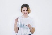 7 Kesalahan Umum Saat Minum Air Putih yang Bisa Ganggu Kesehatan Anda