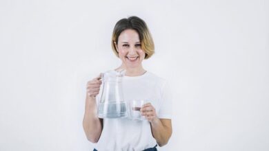 7 Kesalahan Umum Saat Minum Air Putih yang Bisa Ganggu Kesehatan Anda