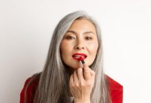 7 Lipstik Ber-Moisturizer Terbaik untuk Wanita Usia 40 Tahun ke Atas: Pilihan Nyaman & Tahan Lama