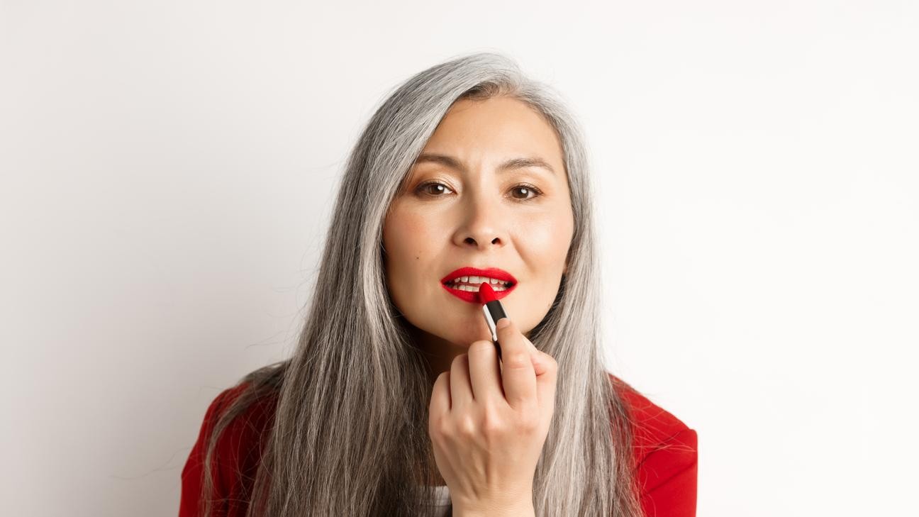 7 Lipstik Ber-Moisturizer Terbaik untuk Wanita Usia 40 Tahun ke Atas: Pilihan Nyaman & Tahan Lama