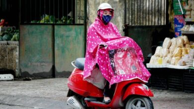 7 Rekomendasi Jas Hujan Wanita Terbaik, Nyaman dan Stylish, Ada Pilihan dari Plevia