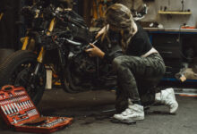 8 Alasan Motor Mengeluarkan Bau Tak Sedap Usai Digunakan, Ini Cara Mengatasinya!