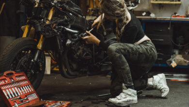 8 Alasan Motor Mengeluarkan Bau Tak Sedap Usai Digunakan, Ini Cara Mengatasinya!