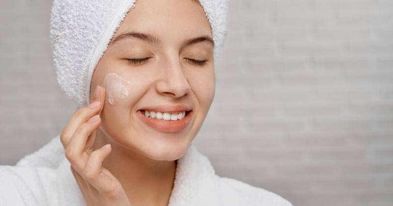 8 Rekomendasi Pelembap Ceramide Terbaik dan Aman untuk Ibu Hamil, Kulit Tetap Lembap