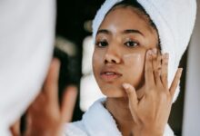 9 Makanan Terbaik untuk Mengontrol Kulit Berminyak dari Dalam secara Alami dan Efektif