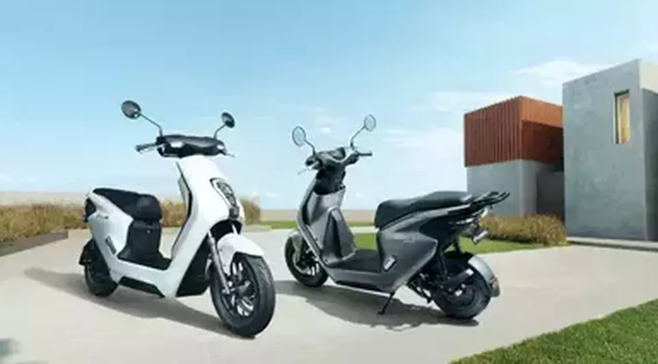 Adu Teknologi Motor Listrik Yamaha vs Honda: Perbandingan Fitur dan Performa Terbaru