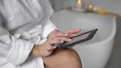 Alasan Jangan Bawa HP ke Kamar Mandi dan Dampak Negatifnya pada Kesehatan Anda