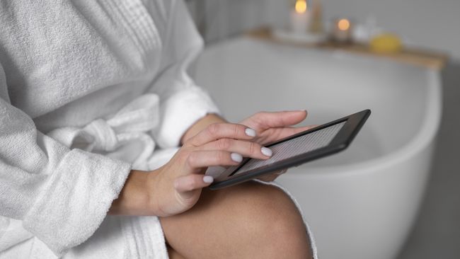 Alasan Jangan Bawa HP ke Kamar Mandi dan Dampak Negatifnya pada Kesehatan Anda