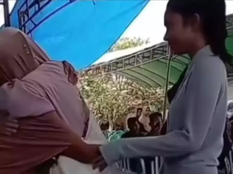 Ayah Arhan Meninggal, Azizah Disorot Netizen: Penampilan Jilbab Jadi Sorotan Publik