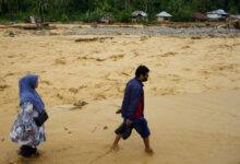 Bahaya Penyakit dan Infeksi Bakteri Akibat Berenang atau Terendam Air Banjir yang Perlu Diwaspadai