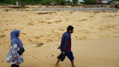 Bahaya Penyakit dan Infeksi Bakteri Akibat Berenang atau Terendam Air Banjir yang Perlu Diwaspadai