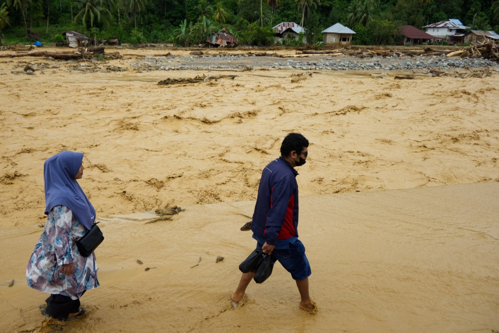 Bahaya Penyakit dan Infeksi Bakteri Akibat Berenang atau Terendam Air Banjir yang Perlu Diwaspadai