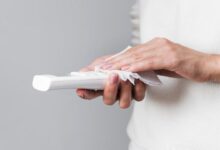 Benda yang Tidak Boleh Dibersihkan dengan Tisu Basah: Panduan Aman dan Efektif Membersihkan