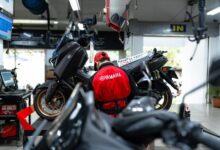 Buat judul artikel Google Discover dalam Bahasa Indonesia dengan panjang maksimal 100 karakter yang membahas topik yang sama dengan judul referensi. Judul wajib menggunakan sudut pandang, struktur kalimat, dan diksi yang berbeda secara signifikan serta tidak meniru urutan kata, frasa, atau pola penulisan judul referensi. Judul harus informatif, objektif, SEO-friendly, serta dibuat clickbait halus dan dioptimalkan khusus untuk CTR mobile. Judul referensi hanya digunakan untuk memahami konteks topik, bukan untuk ditiru. Berikut adalah judul referensinya: Yamaha Indonesia Fokus Pada Layanan Purna Jual Jangka Panjang.