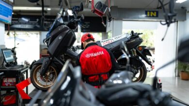 Buat judul artikel Google Discover dalam Bahasa Indonesia dengan panjang maksimal 100 karakter yang membahas topik yang sama dengan judul referensi. Judul wajib menggunakan sudut pandang, struktur kalimat, dan diksi yang berbeda secara signifikan serta tidak meniru urutan kata, frasa, atau pola penulisan judul referensi. Judul harus informatif, objektif, SEO-friendly, serta dibuat clickbait halus dan dioptimalkan khusus untuk CTR mobile. Judul referensi hanya digunakan untuk memahami konteks topik, bukan untuk ditiru. Berikut adalah judul referensinya: Yamaha Indonesia Fokus Pada Layanan Purna Jual Jangka Panjang.