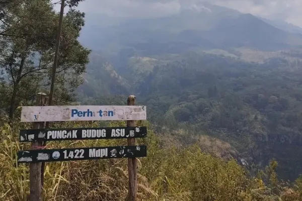 Budug Asu Malang: Spot Hiking Hits dengan Pemandangan Alam yang Spektakuler