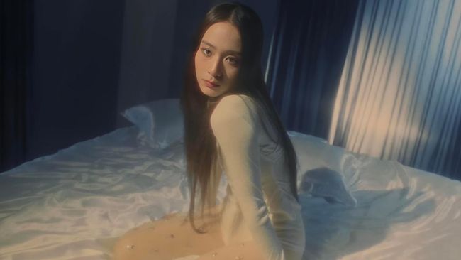 Cantiknya Estetik, Krystal Jung Rilis Video Klip Debut Solo 'Solitary' yang Memukau