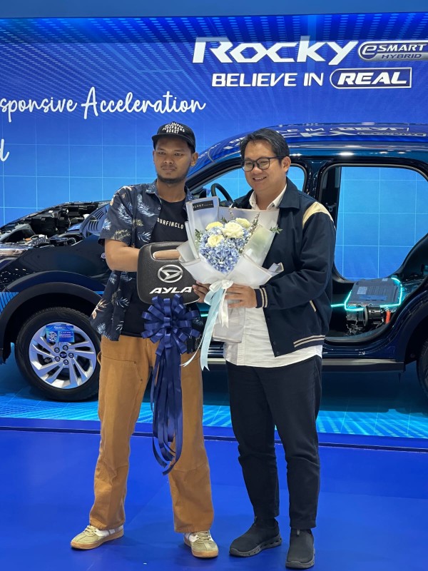 Daihatsu Serahkan Ayla Retro Future kepada Pemenang Super Giveaway di GJAW 2025