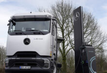 Daimler Truck Fasilitasi Titik Pengisian Daya Umum untuk Kendaraan Listrik Komersial