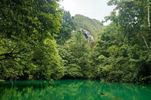 Danau Nyadeng: Pesona Tersembunyi di Karst Sangkulirang yang Wajib Dikunjungi