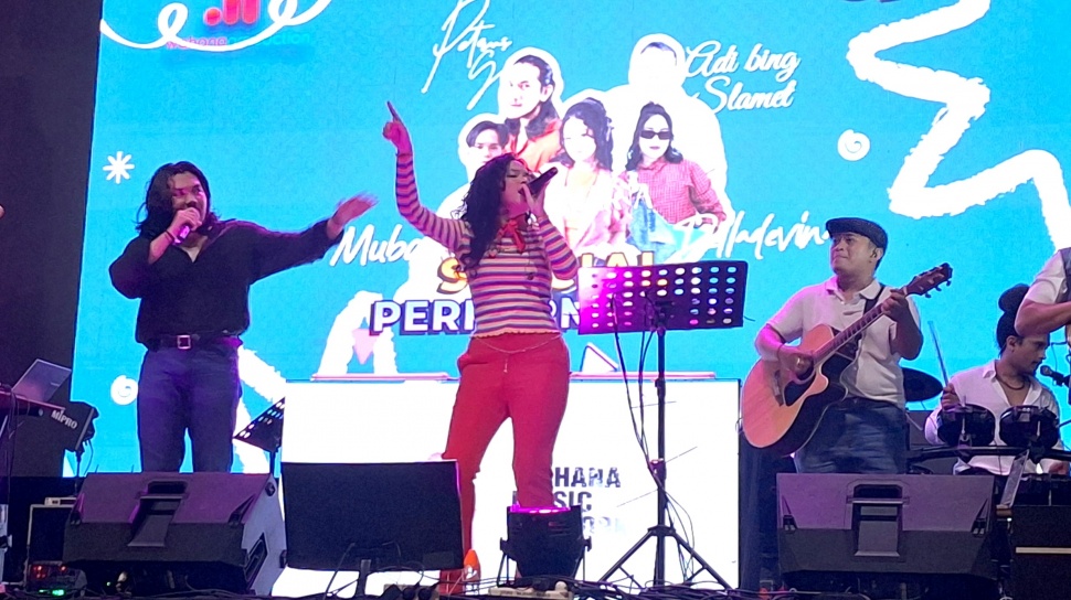 Dari Lagu Galau hingga Paduan Suara Massal, Romaria Simbolon Guncang Bekasi Bareng Petrus Gea