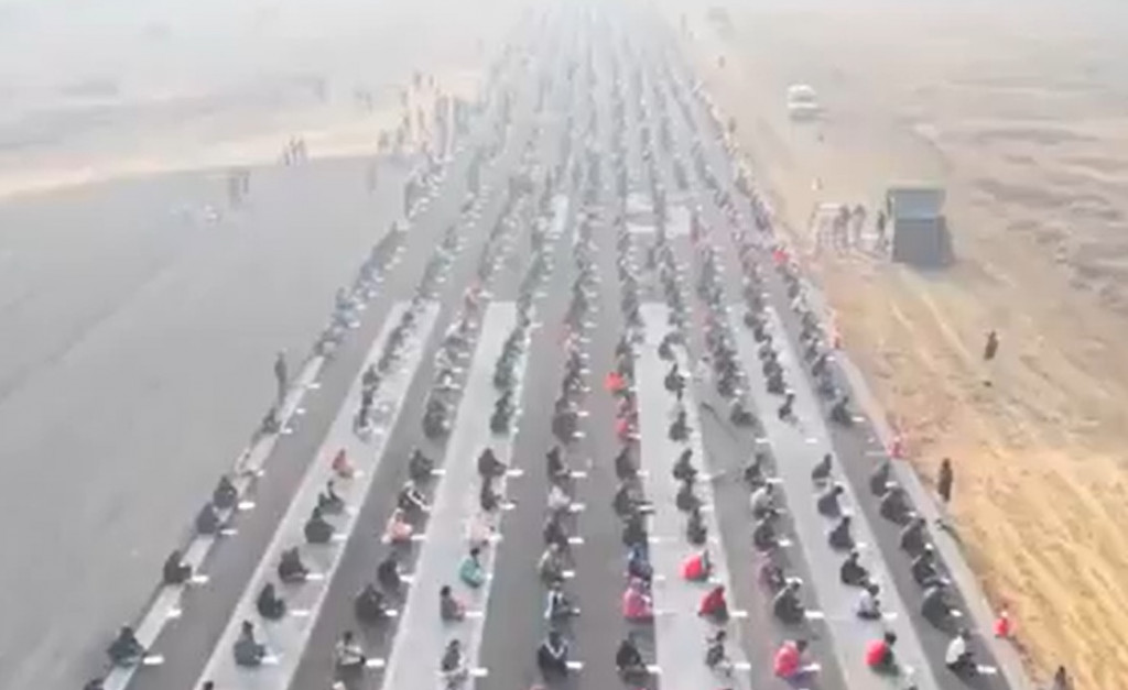 Di Luar Nalar! 8.000 Pelamar Kerja di India Ikuti Ujian di Atas Aspal Landasan Pacu Bandara